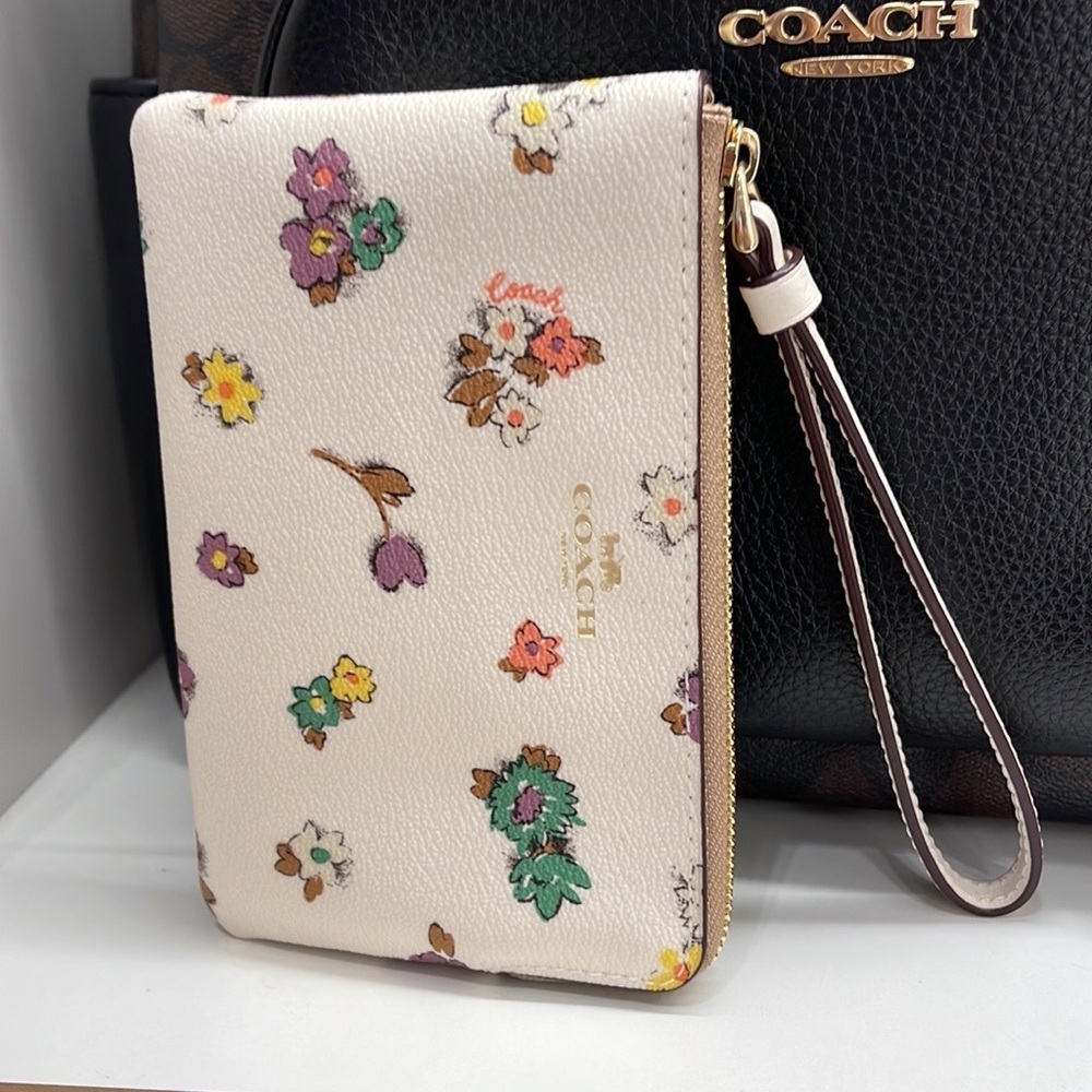 Coach Corner Zip Wristlet With Spaced Floral Field Print
IM/Chalk Multi - Picture 8 of 16